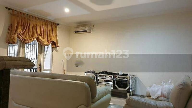 House for rent in South Jakarta, Indonesia · Kebayoran Lama · 5 rooms, 4 baths