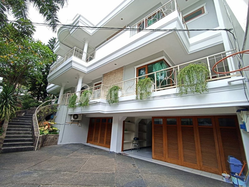 House for rent in South Jakarta, Indonesia · Kebayoran Lama · 4 rooms, 3 baths