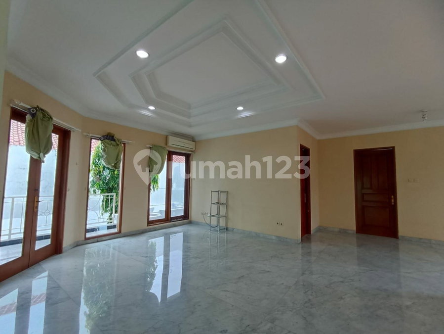 House for rent in South Jakarta, Indonesia · Kebayoran Lama · 4 rooms, 3 baths