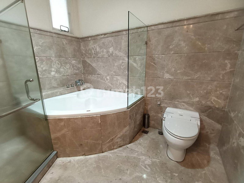 House for rent in South Jakarta, Indonesia · Kebayoran Lama · 4 rooms, 3 baths