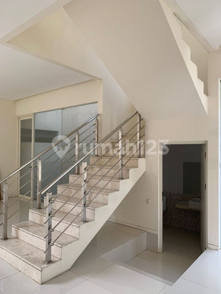 House for rent in Surabaya, Indonesia · 4 rooms, 4 baths