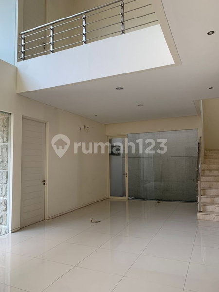 House for rent in Surabaya, Indonesia · 4 rooms, 4 baths