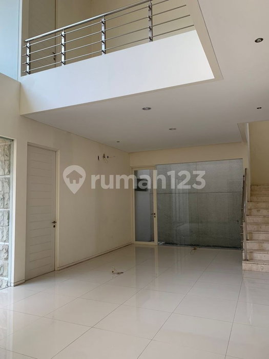 House for rent in Surabaya, Indonesia · 4 rooms, 4 baths