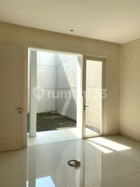 House for rent in Surabaya, Indonesia · 4 rooms, 4 baths