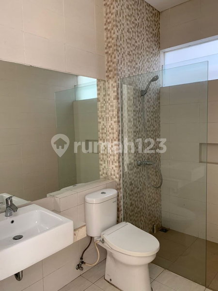 House for rent in Surabaya, Indonesia · 4 rooms, 4 baths