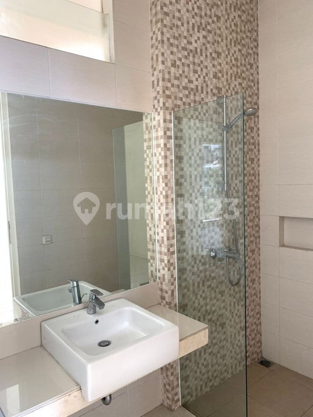 House for rent in Surabaya, Indonesia · 4 rooms, 4 baths