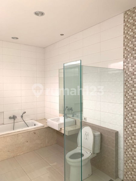 House for rent in Surabaya, Indonesia · 4 rooms, 4 baths