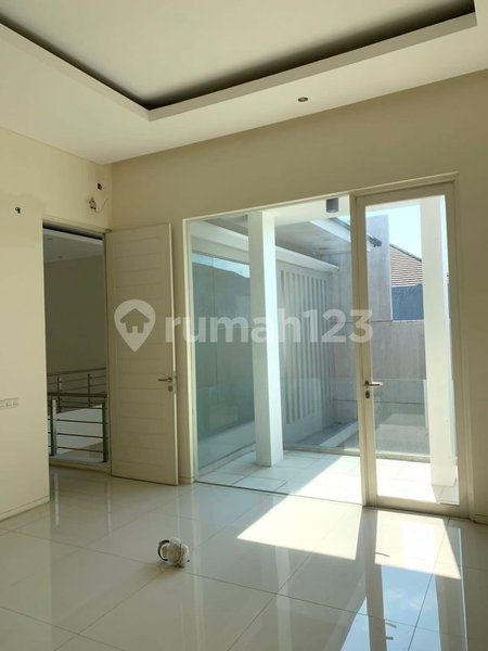 House for rent in Surabaya, Indonesia · 4 rooms, 4 baths