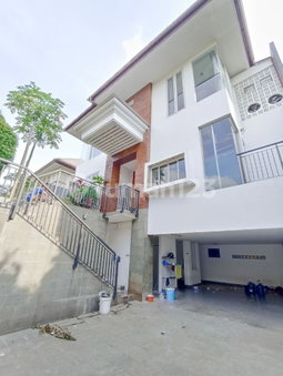House for rent in South Jakarta, Indonesia · Kebayoran Lama · 4 rooms, 3 baths