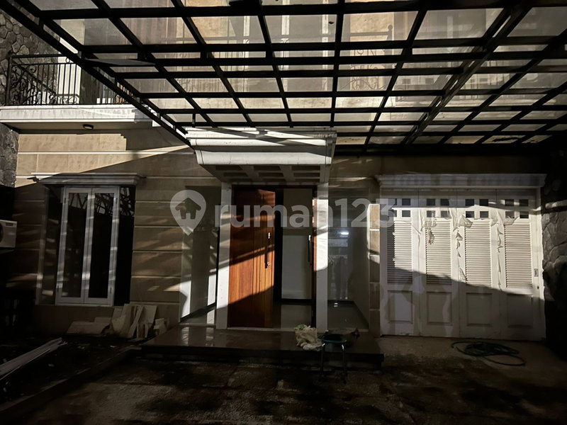 House for rent in Surabaya, Indonesia · 4 rooms, 3 baths