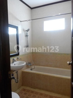 House for rent in Surabaya, Indonesia · 3 rooms, 4 baths