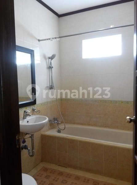 House for rent in Surabaya, Indonesia · 3 rooms, 4 baths