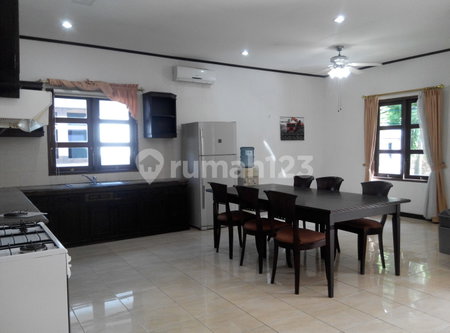 House for rent in Surabaya, Indonesia · 3 rooms, 4 baths