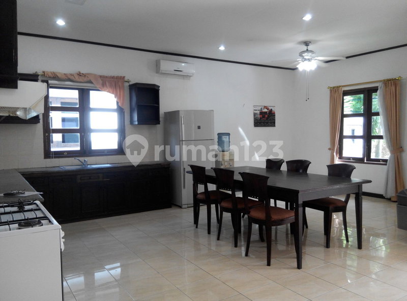 House for rent in Surabaya, Indonesia · 3 rooms, 4 baths