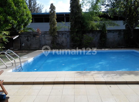 House for rent in Surabaya, Indonesia · 3 rooms, 4 baths