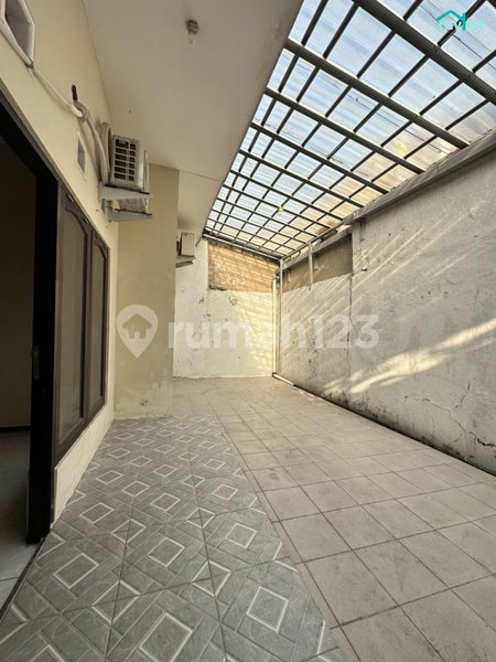 House for rent in Surabaya, Indonesia · 3 rooms, 2 baths