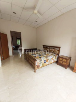 House for rent in Surabaya, Indonesia · 4 rooms, 4 baths