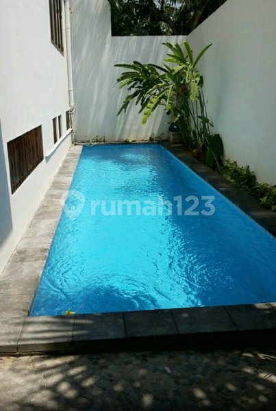 House for rent in Surabaya, Indonesia · 4 rooms, 4 baths