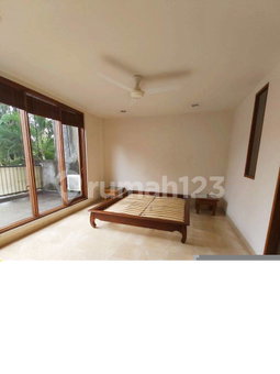 House for rent in Surabaya, Indonesia · 4 rooms, 4 baths