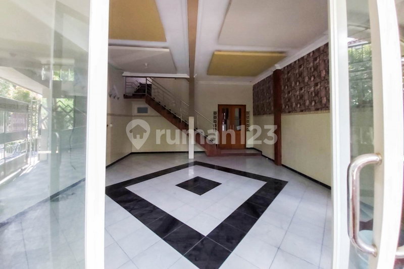 House for rent in South Jakarta, Indonesia · Kebayoran Lama · 5 rooms, 4 baths