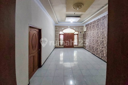 House for rent in South Jakarta, Indonesia · Kebayoran Lama · 5 rooms, 4 baths