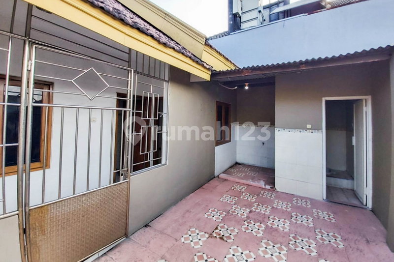 House for rent in South Jakarta, Indonesia · Kebayoran Lama · 5 rooms, 4 baths