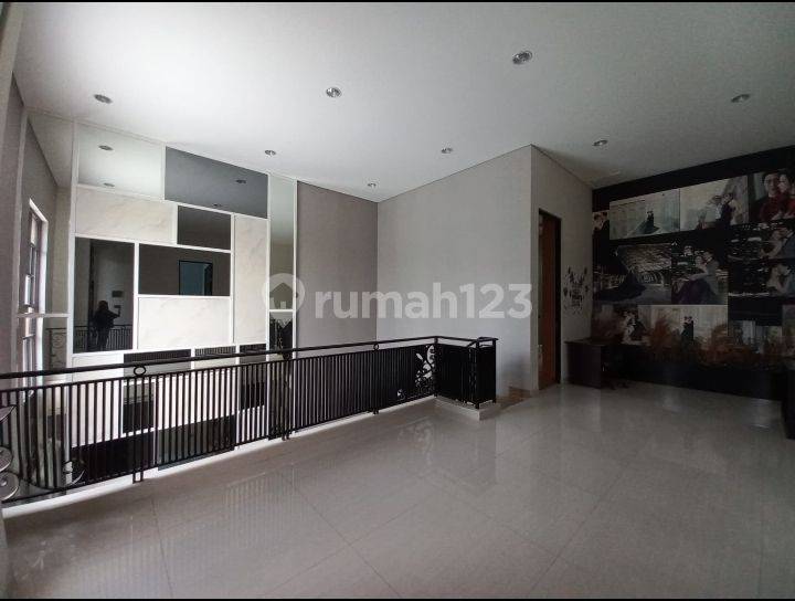 House for rent in Surabaya, Indonesia · 4 rooms, 4 baths
