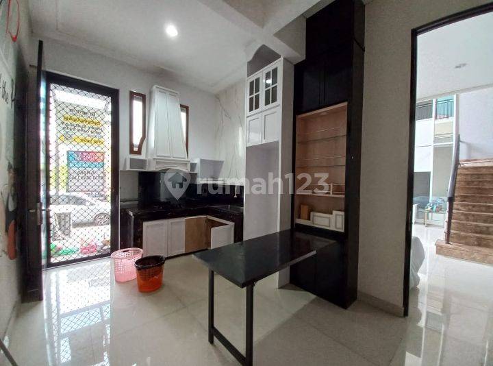 House for rent in Surabaya, Indonesia · 4 rooms, 4 baths
