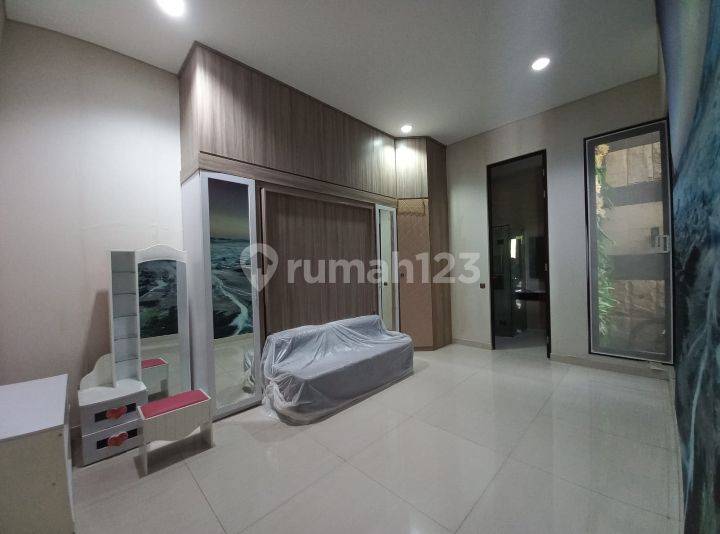 House for rent in Surabaya, Indonesia · 4 rooms, 4 baths