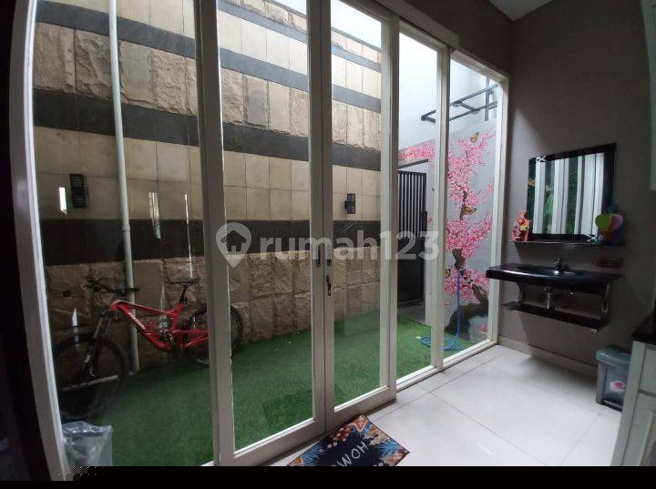 House for rent in Surabaya, Indonesia · 4 rooms, 4 baths