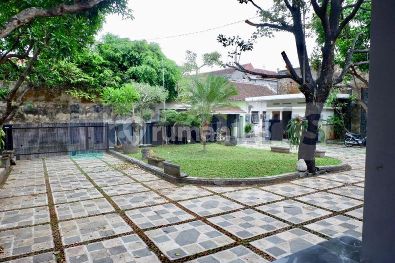 House for rent in South Jakarta, Indonesia · Kebayoran Lama · 5 rooms, 6 baths