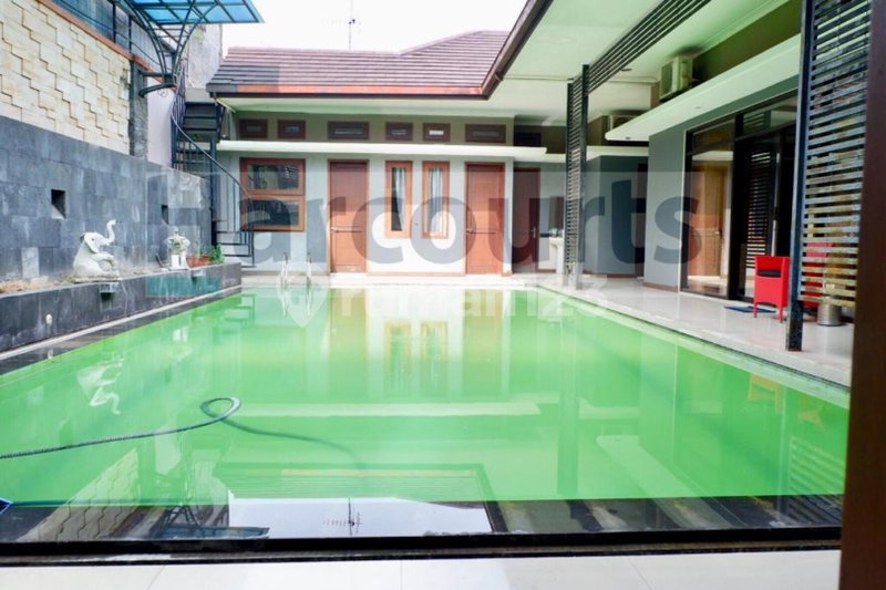 House for rent in South Jakarta, Indonesia · Kebayoran Lama · 5 rooms, 6 baths