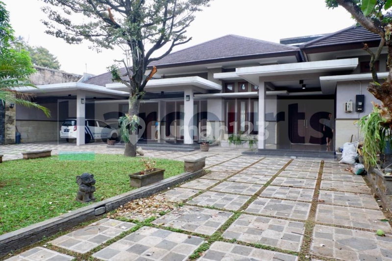 House for rent in South Jakarta, Indonesia · Kebayoran Lama · 5 rooms, 6 baths