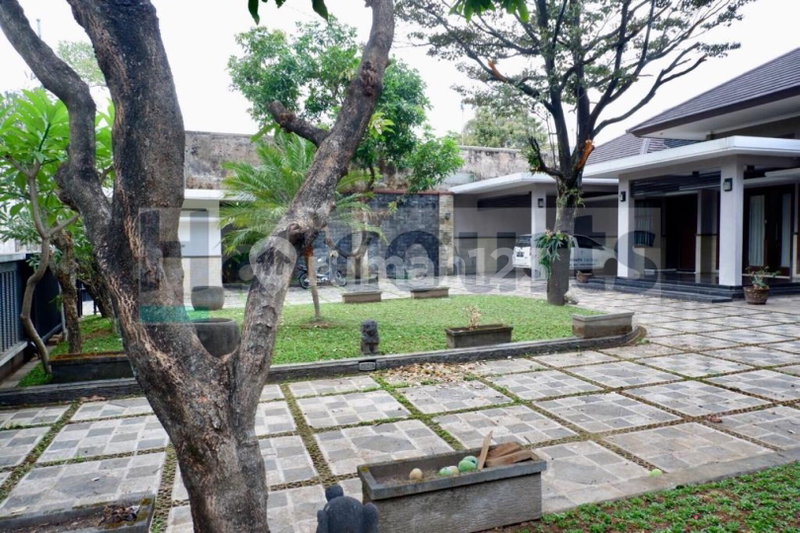 House for rent in South Jakarta, Indonesia · Kebayoran Lama · 5 rooms, 6 baths