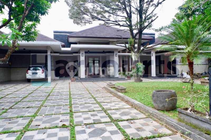 House for rent in South Jakarta, Indonesia · Kebayoran Lama · 5 rooms, 6 baths