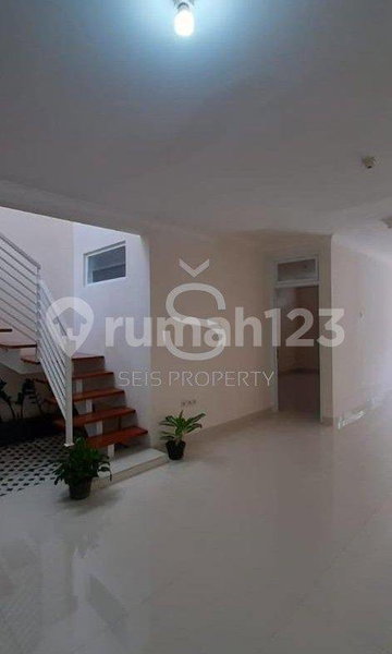 House for rent in Malang, Indonesia · 7 rooms, 4 baths