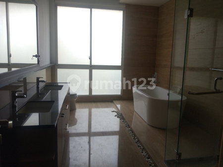 House for rent in Tangerang, Indonesia · Riding · 5 rooms, 4 baths