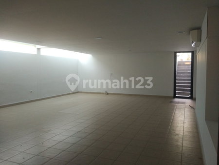 House for rent in Tangerang, Indonesia · Riding · 5 rooms, 4 baths