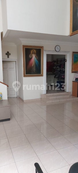 House for rent in Surabaya, Indonesia · 4 rooms, 4 baths