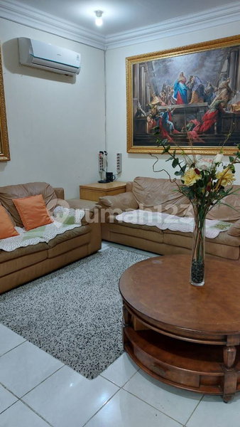 House for rent in Surabaya, Indonesia · 4 rooms, 4 baths