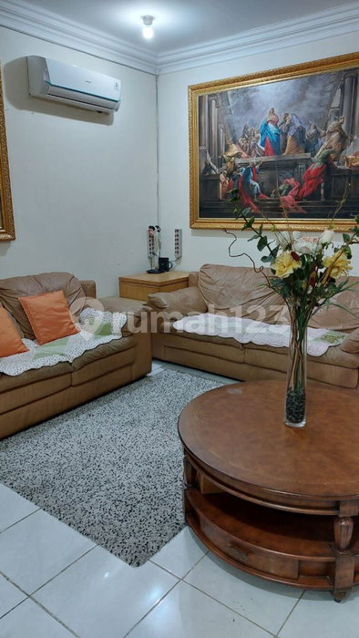 House for rent in Surabaya, Indonesia · 4 rooms, 4 baths