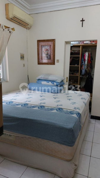 House for rent in Surabaya, Indonesia · 4 rooms, 4 baths