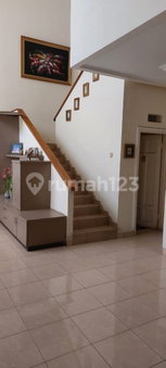 House for rent in Surabaya, Indonesia · 4 rooms, 4 baths