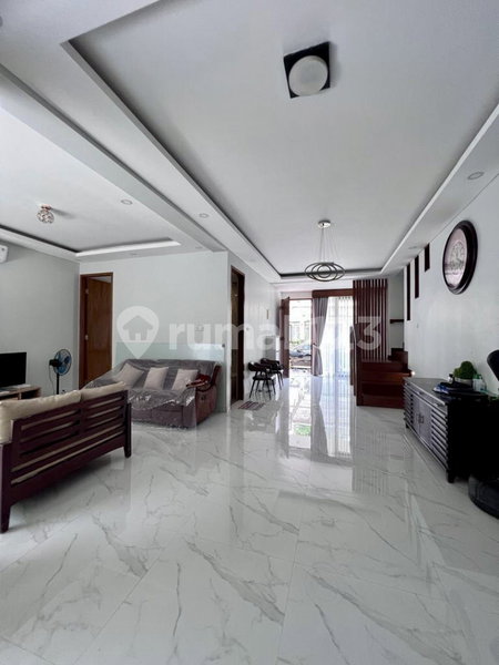 House for rent in South Jakarta, Indonesia · Cilandak · 5 rooms, 4 baths