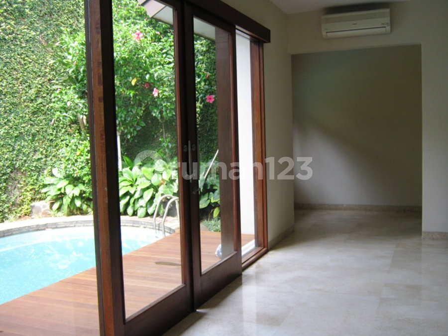 House for rent in Jakarta, Indonesia · Menteng · 4 rooms, 4 baths