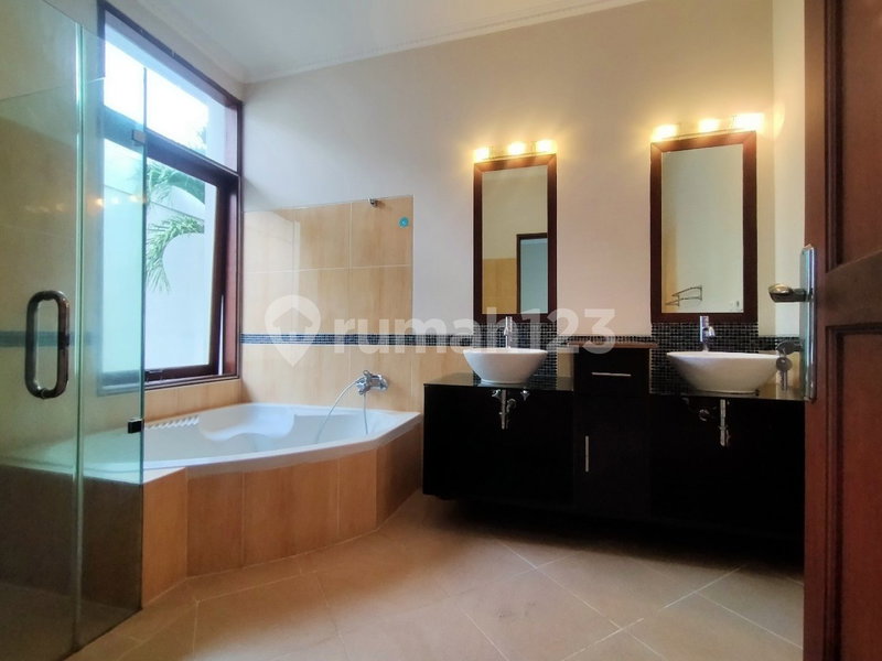 House for rent in Bandung, Indonesia · 6 rooms, 5 baths
