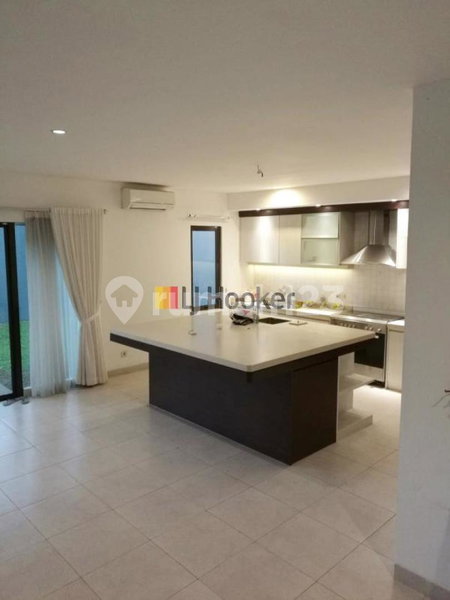 House for rent in Bandung, Indonesia · 5 rooms, 4 baths