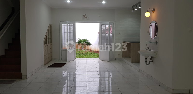 House for rent in West Jakarta, Indonesia · Kembangan · 3 rooms, 3 baths