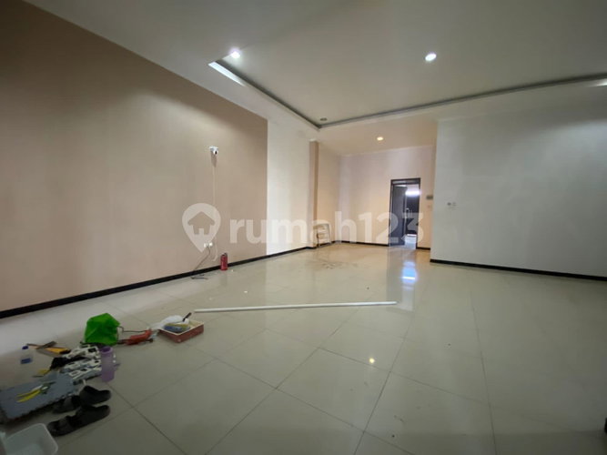 House for rent in Tangerang, Indonesia · Riding · 4 rooms, 4 baths
