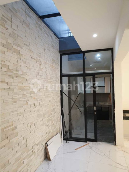 House for rent in Tangerang, Indonesia · Riding · 4 rooms, 4 baths
